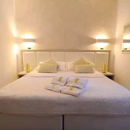 מלון Artemisia Palace 4*